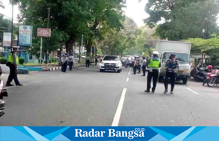 Satuan Lalu lintas Polres Lumajang, ketika melaksanakan patroli hunting system, Senin (26/6). (Dok Humas Polres Lmj, for Riyaman)