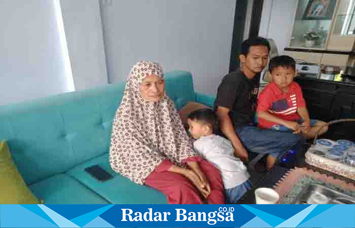 Siti Sofiyatul Khasanah sekira (69) tahun, Warga Dusun Krajan, RT 4/ RW 1, Desa Selokbesuki, (korban penipuan) ketika di ruangan Kepala desa Selokbesuki, Selasa (27/6). (Dok Riyaman/Radarbangsa.co.id)