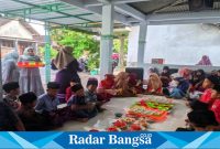 Buka Bersama dengan para santri diniyah (foto:Hikam)