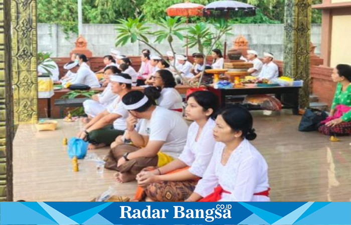 Jajaran angota beragama hindu melakukan sembayang,Minggu (18/6) di pure (Foto: Rino Tututko )