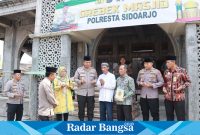 Polresta beri bantua ke Masjid,Jumat (9/6) di Sidoarjo (Foto : Rino Tutuko )