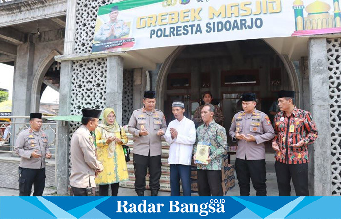 Polresta beri bantua ke Masjid,Jumat (9/6) di Sidoarjo (Foto : Rino Tutuko )