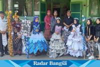 Kepala SMPN 2 Wates, Bagus Dwidjajanto, S.Pd., M.Si bersama Waka Kesiswaan, Bahrun Hanan Sutrisno, S.Pd dan Wali Kelas berfoto bersama peserta Fashion Show (foto: Hikam)