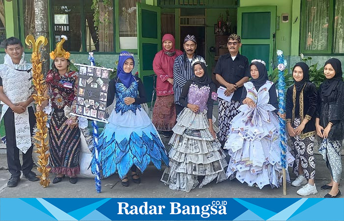 Kepala SMPN 2 Wates, Bagus Dwidjajanto, S.Pd., M.Si bersama Waka Kesiswaan, Bahrun Hanan Sutrisno, S.Pd dan Wali Kelas berfoto bersama peserta Fashion Show (foto: Hikam)