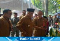 Bondowoso melalui Dinas Pertanian dan Ketahanan Pangan (DPKP) Kabupaten Bondowoso melakukan Gerakan Pangan Murah (GPM) yang dilakukan serentak secara nasional bersama 300 kabupaten /kota se Indonesia di alun-alun RBA Kironggo,Senin 26/06/2023. (Foto) Sukri.
