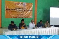 Moch Abdul Aziz, Koordinator divisi hukum, pencegahan, partisipasi masyarakat, dan hubungan masyarakat Panitia Pengawas Pemilu Kecamatan (Panwascam) Cidaun di dampingi oleh tim dan sekretariat sedang mensosialisasikan tentang pengawasan pemilu partisipatif masyarakat. (Dok poto RadarBangsa.co.id/AE Nasution)