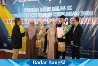  Pimpinan Daerah Muhammadiyah (PDM) Cianjur diwakili oleh Ustadz Drs. Heru Chaerudin Hamid. M.Pd. sedang menyampaikan pesan-pesan agar alumni SMP Muhammadiyah jangan sampai salah pilih sekolah. (Dok poto RadarBangsa.co.id/AE Nasution)