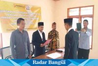  Panitia pengawas pemilu kecamatan (Panwascam) Cidaun Moch Abdul Aziz Koordinator devisi Sumber Daya Manusia, Organisasi, Data dan Informasi, di dampingi Wildan Nurjamil Koordinator divisi hukum, pencegahan, partisipasi masyarakat dan hubungan masyarakat, Gentar Hadianto, Koordinator divisi penanganan pelanggaran dan penyelesaian sengketa, sedang mengadakan pelantik dan pengambilan sumpah/janji PAW Panwaslu Kelurahan/Desa Neglasari Kecamatan Cidaun pada pemilu tahun 2024 kepada Muhamad Aziz Purwanandika. (Dok poto RadarBangsa.co.id/AE Nasution).