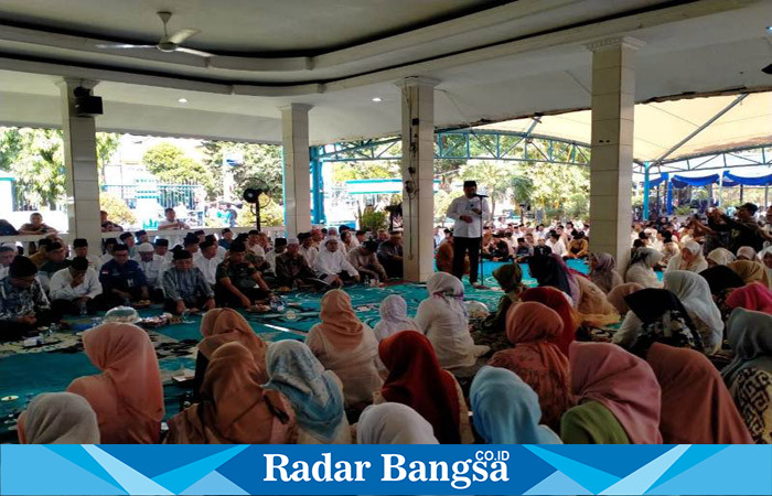 Yasinan dan Doa bersama atas keberangkatan Bupati Lahat Cik Ujang bersama Ny Lidya Wati Cik Ujang,Bertempat di Pendopoan rumah dinas Bupati Lahat, di jalan Kolonel Burlian Kelurahan Bandar Jaya Lahat, Sumatera Selatan. Senin (12-6-2023).  