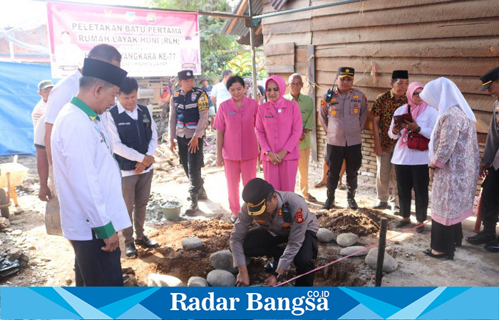 Kaporles Lahat Polda Sumsel AKBP S. Kunto Hartono SIK. MT, didampingi Ibu Ketua Bhayangkari Cabang Lahat Ny. Ira Kunto Hartono, dalam rangkaian memperingati Hari Bhayangkara ke- 77 melakukan kegiatan sosial peletakan batu pertama Rumah layak huni milik Ibu Romlah yang beralamat di Jalan Agam Talang Kapuk Kelurahan Pasar Lama Kecamatan Lahat Kabupaten Lahat Provinsi Sumatera Selatan. Rabu (22/06/2023).