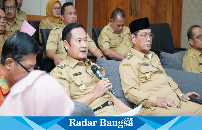 Bupati Lamongan Yuhronur Efendi saat menyampaikan paparan pada kegiatan penilaian penilaian kunjungan lapangan Ibangga award 2023, Selasa (13/6) di ruang Command Center