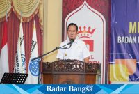 bupati Lamongan Yuhronur Effendi pada kegiatan musyawarah cabang ke IX Gabungan Pelaksana Konstruksi Nasional Indonesia (Gapensi) Lamongan, Rabu (14/6) di Hotel Grand Mahkota Lamongan