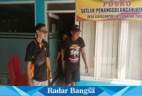 Saat  pemuda Leboyo Desa Balongwangi, Kecamatan Tikung mendatangi kantor balai desa setempat dan di jaga anggota Polsek Tikung (Dok IST)
