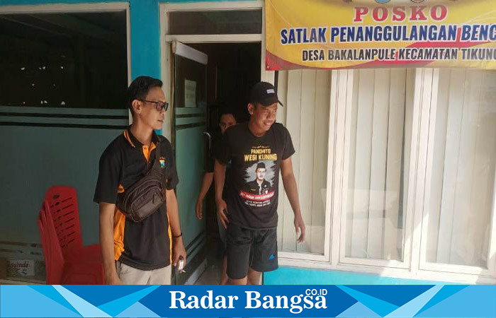 Saat  pemuda Leboyo Desa Balongwangi, Kecamatan Tikung mendatangi kantor balai desa setempat dan di jaga anggota Polsek Tikung (Dok IST)
