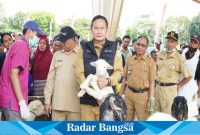 Bupati Lamongan Yuhronur Efendi saat meresmikan sentra ternak kambing dan domba Desa Tunggul, Selasa (20/6) di Lapangan Desa Tunggul Kecamatan Paciran.