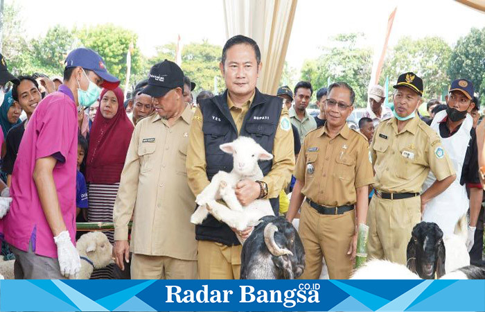 Bupati Lamongan Yuhronur Efendi saat meresmikan sentra ternak kambing dan domba Desa Tunggul, Selasa (20/6) di Lapangan Desa Tunggul Kecamatan Paciran.