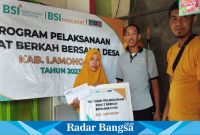 Pedagang kecil saat menerima bantuan modal usaha yang disalurkan oleh Lembaga Amil Zakat Ummul Quro' (Laz'uq) (Dok foto Laz'uq for RadarBangsa.co.id)