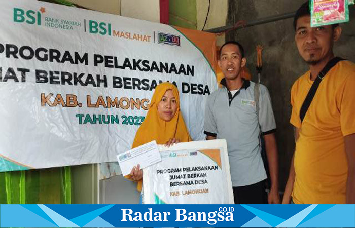 Pedagang kecil saat menerima bantuan modal usaha yang disalurkan oleh Lembaga Amil Zakat Ummul Quro' (Laz'uq) (Dok foto Laz'uq for RadarBangsa.co.id)