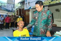 Bupati Lamongan, Yuhronur Efendi saat menemui ODGJ di Yayasan Berkas Bersinar Abdi Lamongan (Dok foto IST)