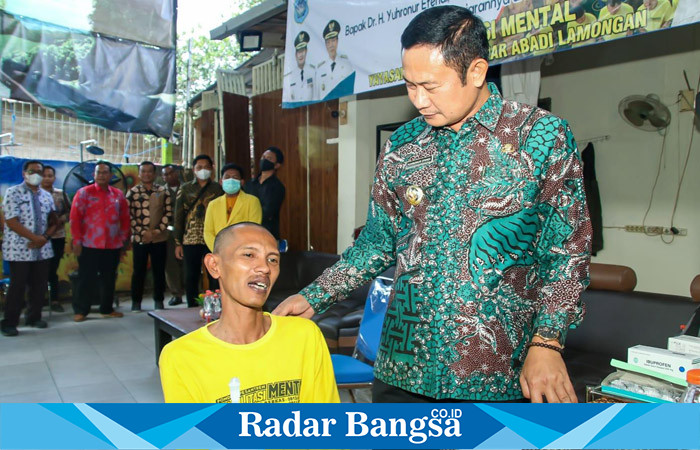 Bupati Lamongan, Yuhronur Efendi saat menemui ODGJ di Yayasan Berkas Bersinar Abdi Lamongan (Dok foto IST)