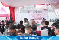 Kegiatan Jumat Curhat Polres Lamongan di halaman Gedung Sport Center Lamongan