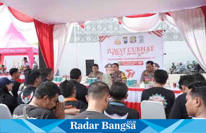 Kegiatan Jumat Curhat Polres Lamongan di halaman Gedung Sport Center Lamongan