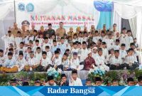 Bupati Lamongan Yuhronur Efendi saat foto bersama 103 Anak yang Khitanan Massal di Lokatantra Kabupaten Lamongan, Selasa (27/06)