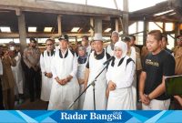 Gubernur Provinsi Jawa Timur Khofifah Indar Parawansa di dampingi Bupati Lamongan Yuhronur Efendi Menilik salah satu peternakan sapi terbesar di Kabupaten Lamongan, ternak sapi Sumber Jaya di Desa Wonokromo Kecamatan Tikung milik Haji Juri, Selasa (6/5)