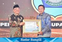 Penghargaan yang diserahkan langsung oleh PLT Kepala Badan Kepegawaian Negara (BKN) Bima Haria kepada Bupati Lamongan Yuhronur Efendi, Kamis (8/6) di Bumi Surabaya City Hotel & Resort 