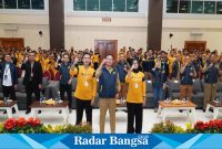  (tengah) Bupati Lamongan Yuhronur Effendi saat di Aula Gadjah Mada Pemkab Lt.7, Senin (12/6) 