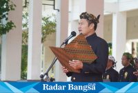 Bupati Lamongan Yuhronur Efendi saat membacakan amanat Presiden RI Joko Widodo (DOk foto RB)