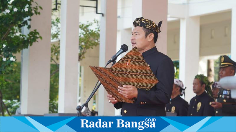 Bupati Lamongan Yuhronur Efendi saat membacakan amanat Presiden RI Joko Widodo (DOk foto RB)