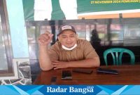  Kepala Desa Banyu Putih Lor, H. Fatoni, ketika di wawancarai Radarbangsa.co.id di pendopo balai desanya, Selasa (27/6). (Dok Riyaman/Radarbangsa.co.id).