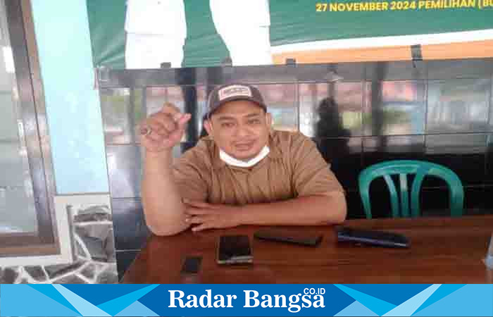  Kepala Desa Banyu Putih Lor, H. Fatoni, ketika di wawancarai Radarbangsa.co.id di pendopo balai desanya, Selasa (27/6). (Dok Riyaman/Radarbangsa.co.id).