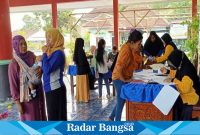  Kegiatan posyandu di pendopo balai desa Wonokerto Kecamatan Tekung, Selasa (6/6). (Dok Riyaman/Radarbangsa.co.id).