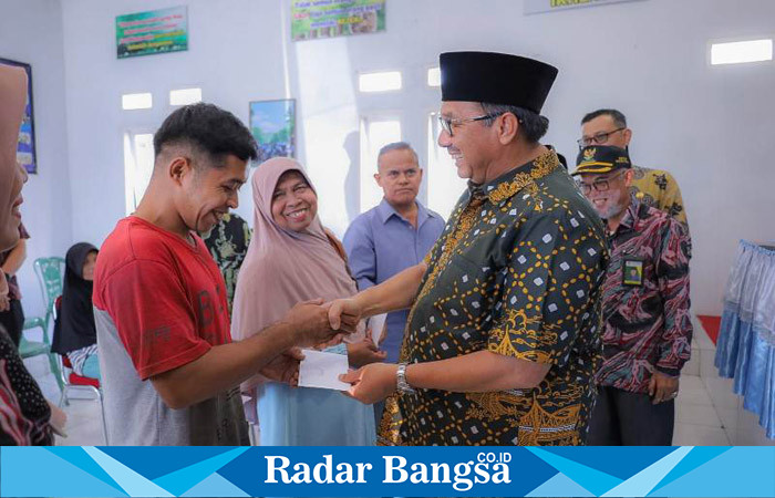  Bupati Pasaman serahkan bantuan pada masyarakat yg terdampak bencana angin puting beliung di kecamatan Bonjol