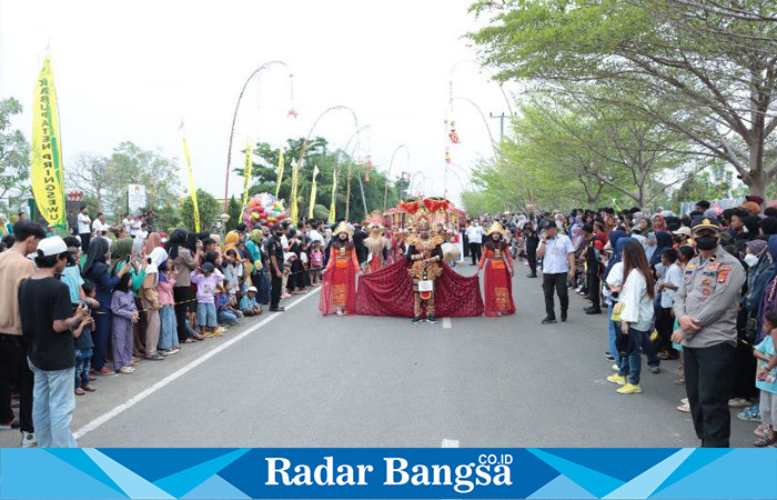 Situasi saat pawai budaya Street Carnaval Pemkab Pringsewu, Kamis 22/06/2023.(dok.DRM/Radar Bangsa)