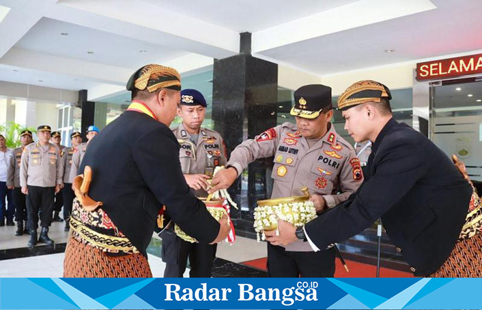 Tradisi penyerahan air suci dipimpin langsung oleh Kapolda Jawa Tengah Irjen Pol Ahmad Luthfi di Mapolda Jateng pada Rabu (14/6/2023)