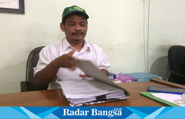 Kepala Desa Jati  M Ilham Kec Kota Sidoarjo,(14/6) di Balai Desa Jati (Foto : Rino Tutuko)