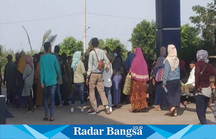 Ratusan Warga Renokenongo tanyakan sertifikatnya,Jum at (16/6) di Kantor BPN (Foto: Rino Tutuko )