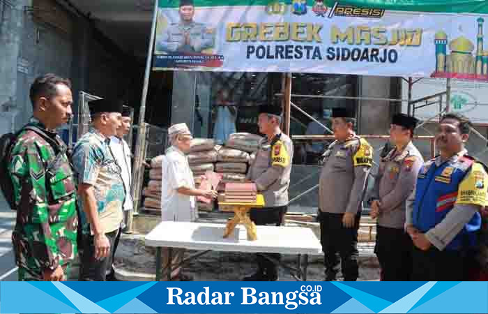 Kapolresta sidoarjo bantu pembagunan masjid,Jum at (22/6) di Taman (Foto : Rino Tutuko )