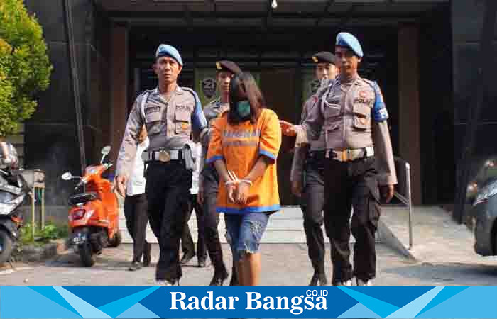 Tersangka perdagangan wanita ketangkap ,Senin (26/6) di Polresta Sidoarjo, (Foto: Rino Tutuko )