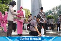 Kapolresta tabur bunga di makam pahlawan ,Selasa (27/6) di makam pahlawan (Foto: Rino Tutuko)