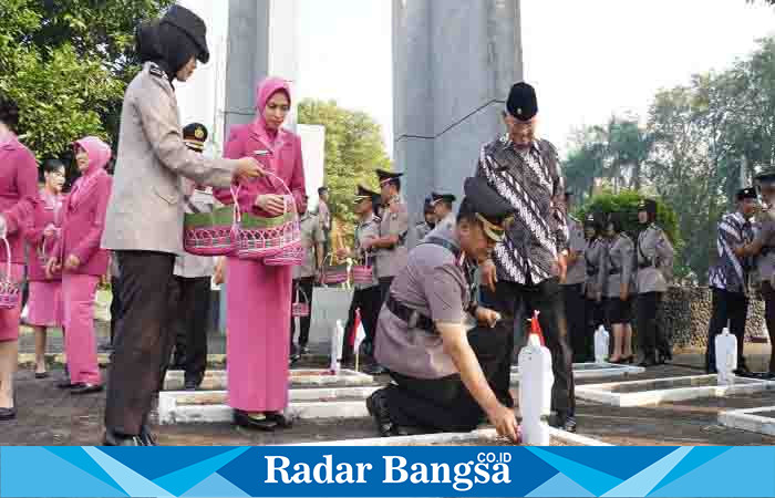 Kapolresta tabur bunga di makam pahlawan ,Selasa (27/6) di makam pahlawan (Foto: Rino Tutuko)