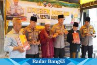 Kalpolresta baru bantua al quran dimasjid at takwa ,Jumat (30/6) Sidoarjo (Foto : Rino Tutuko)