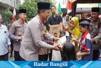 Kapolresta bakti sosial dalam rangka hari bayangkara ,Jumat (30/6) .di Sidoarjo (Foto : Rino Tutuko )