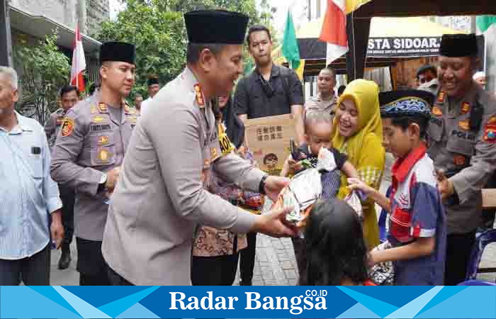 Kapolresta bakti sosial dalam rangka hari bayangkara ,Jumat (30/6) .di Sidoarjo (Foto : Rino Tutuko )