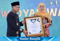 Gubernur Jatim, Khofifah Indar Parawansa meraih penghargaan dari DPP APWI pada Gala Dinner Jambore Nasional Widyaiswara II di Batu