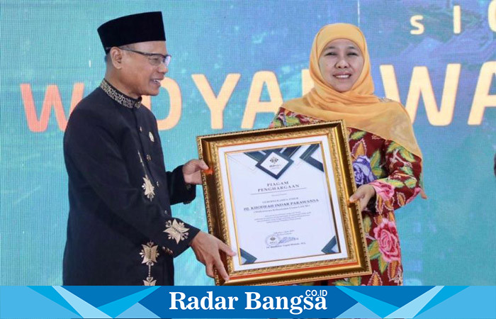 Gubernur Jatim, Khofifah Indar Parawansa meraih penghargaan dari DPP APWI pada Gala Dinner Jambore Nasional Widyaiswara II di Batu