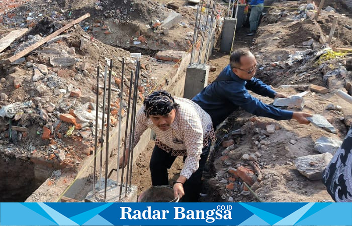 Nurhadi, S.Pd, Anggota Komisi IX DPR RI, sedang melakukan peletakan batu pertama pembangunan BLK di Yayasan Nurul Huda Almanshurin (foto: Hikam)